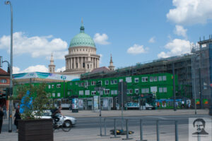 De Nicolai-kirche torent boven Potsdam uit.