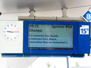 Informatiebord boven het perron. De laatste trein voor mijn wandeling kan beginnen