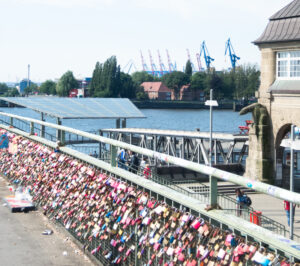 De Landungsbrücke met de vele sloten er aan.