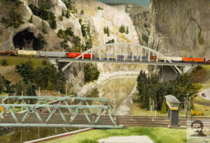 Een spoorbrug in het Wunderland, het miniatuurmuseum in Hamburg.