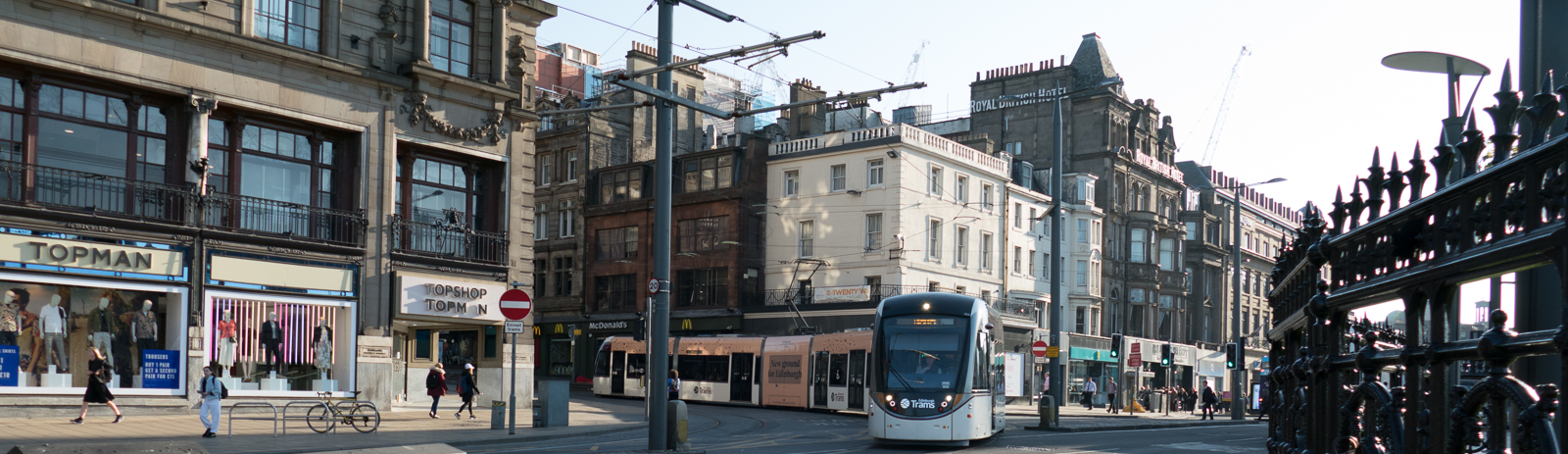 De tram naar het vliegveld komt zojuist Princessstreet indraaien.