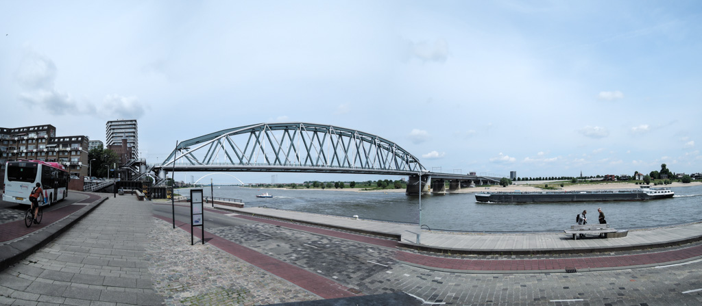 De spoorbrug bij de Waal in Nijmegen.